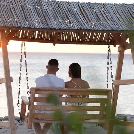 Glamping Ecolodge Cueva De Las Aguilas ペデルナレス エクステリア 写真